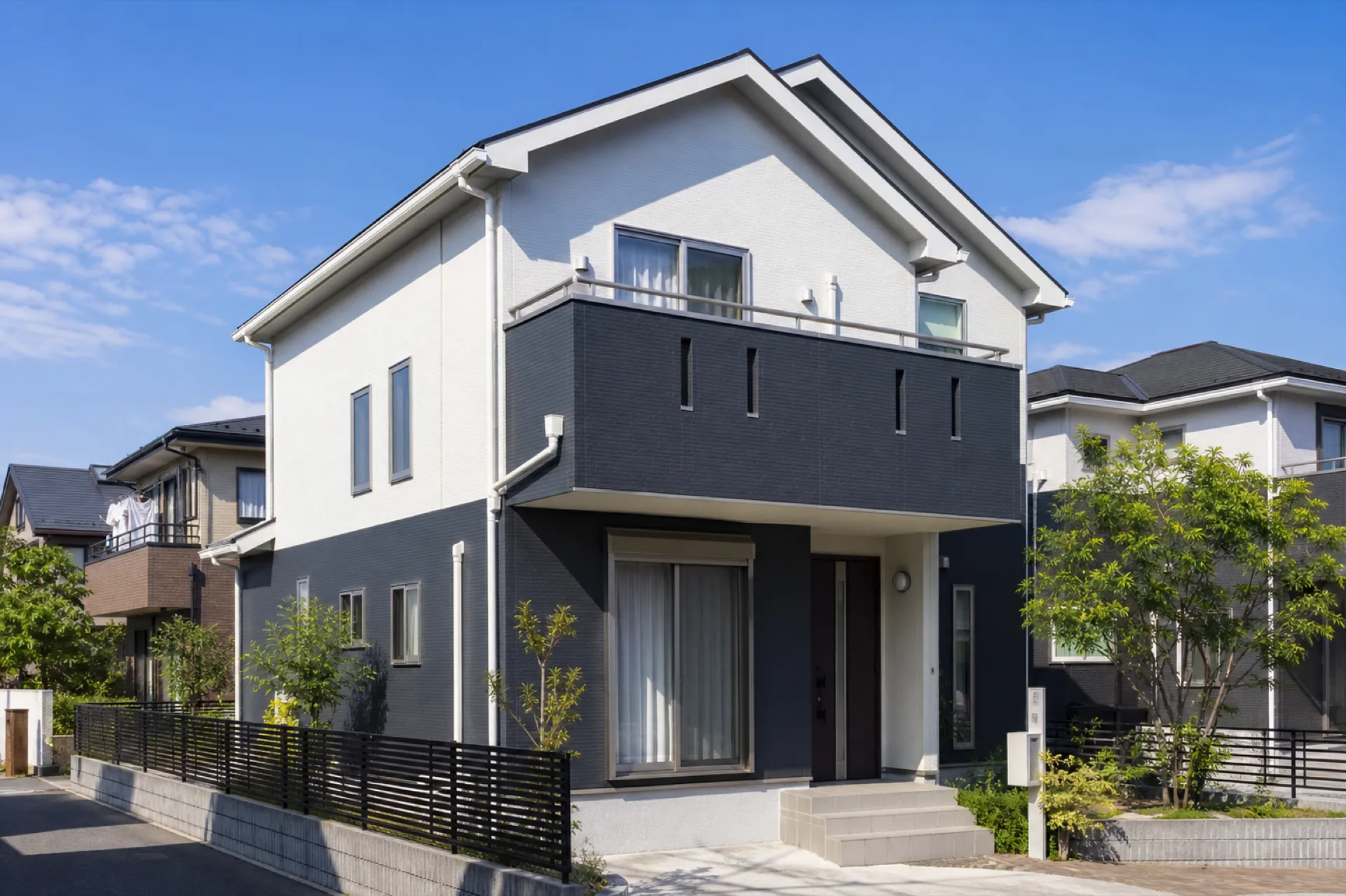 屋根外壁塗装後の住宅